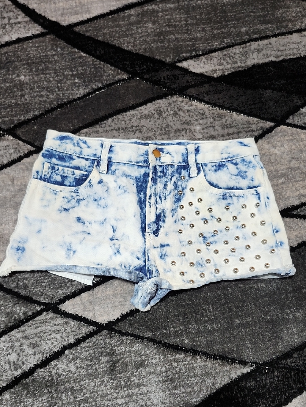 FOREVER 21 ACID-WASH STUDDED ACCENTS ROLLED RAW-EDGE HIGH-RISE DENIM JEAN SHORTS